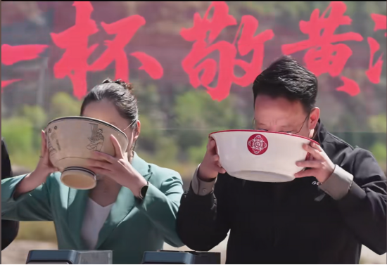 让我们来看看:《牵牛与仙女》最后一场演出的感想秋英宇表达了对观众喜爱的感激之情,并表示期待能够在未来突破自我,挑战一人饰演三个角色 让我们来看看:《牵牛与仙女》最后一场演出的感想秋英宇表达了对观众喜爱的感激之情,并表示期待能够在未来突破自我,挑战一人饰演三个角色