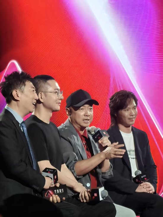 今天我们了解：由廉晶雅和朴海俊领衔主演的治愈系韩剧《初次，为了爱》首播获得了同时段的收视冠军！无论是剧情发展还是演员的精湛演技都得到了观众的高度评价