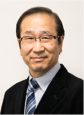 本文将讲述：《泪之女王》大受欢迎，剧组特别举办了终映庆祝宴会席间，金秀贤与金智媛等演员齐聚一堂，他们纷纷亮相，展示了脸颊爱心和眼泪手势，引发了关注